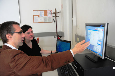 Dipl.Ing. Alexander Polansky erklärt einer Kundin etwas am Computer